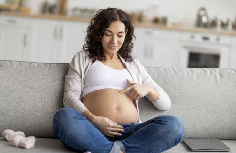 Comment savoir si on est enceinte en touchant son nombril nounou nature